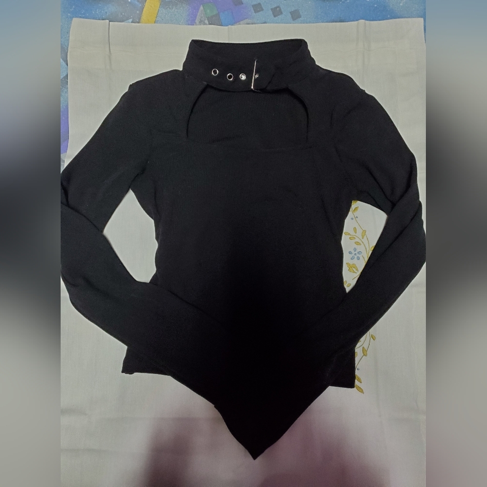 Black choker long sleeve top